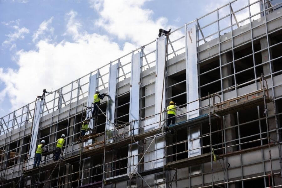 ACP panel installation showing how alignment and orientation affect facade color consistency ACP panel installation showing how alignment and orientation affect facade color consistency